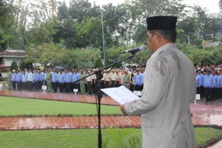 Di Bawah Guyuran Hujan, Walikota Medan Tetap Pimpin Upacara